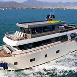 Explorer Yacht *