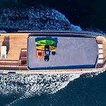 Explorer Yacht Hotel en barco *