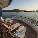 Explorer Yacht Hotel en barco *