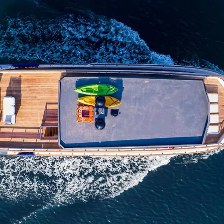Explorer Yacht Úszó hotel *