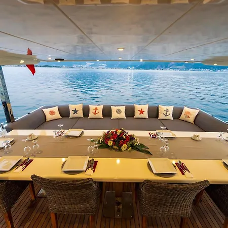 Hotel en barco Explorer Yacht