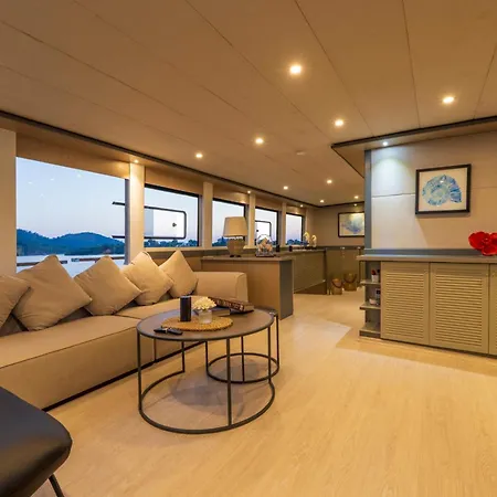Explorer Yacht Hotel en barco *