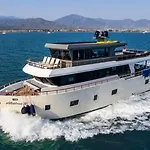 Explorer Yacht Úszó hotel *