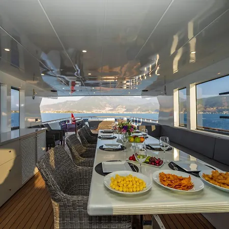 Úszó hotel Explorer Yacht