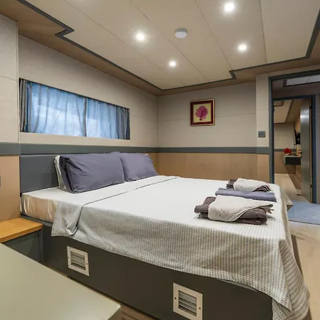 Explorer Yacht Φετιγιέ