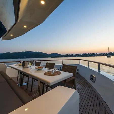 Båthotell Explorer Yacht *