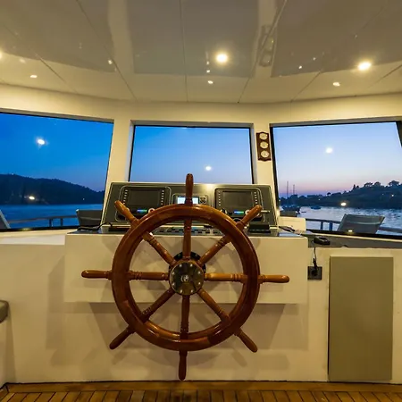 Explorer Yacht * Φετιγιέ