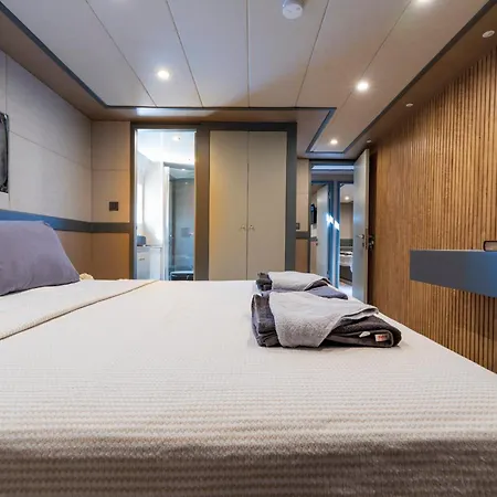 Botel Explorer Yacht