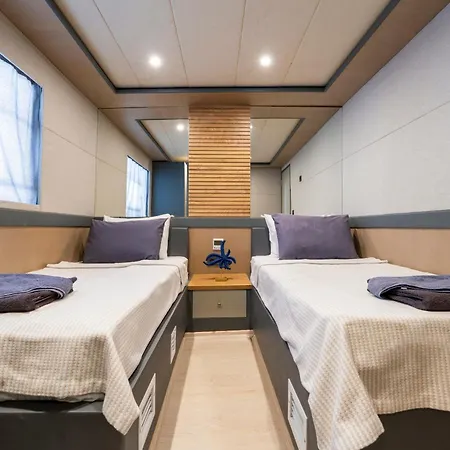 Explorer Yacht Φετιγιέ