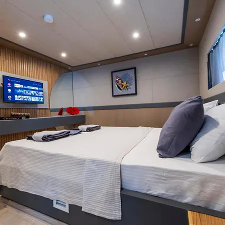 Explorer Yacht Πλωτό κατάλυμα Φετιγιέ