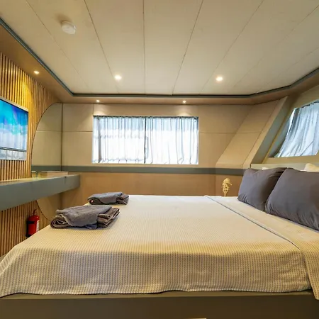 Explorer Yacht Φετιγιέ