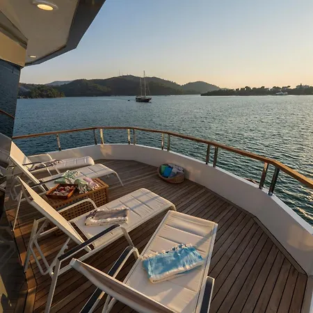 Explorer Yacht Båthotell *