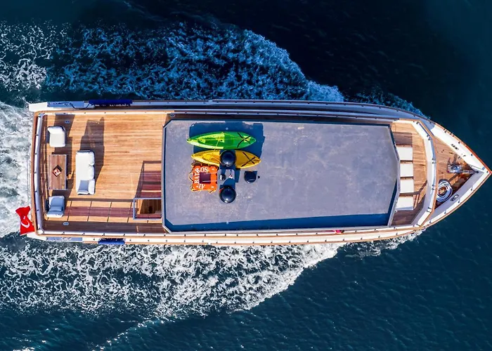 Explorer Yacht Botel *