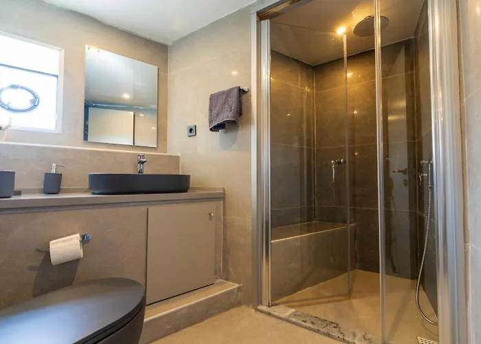 Botel Explorer Yacht