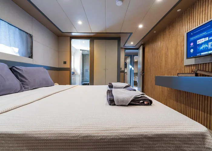 Botel Explorer Yacht